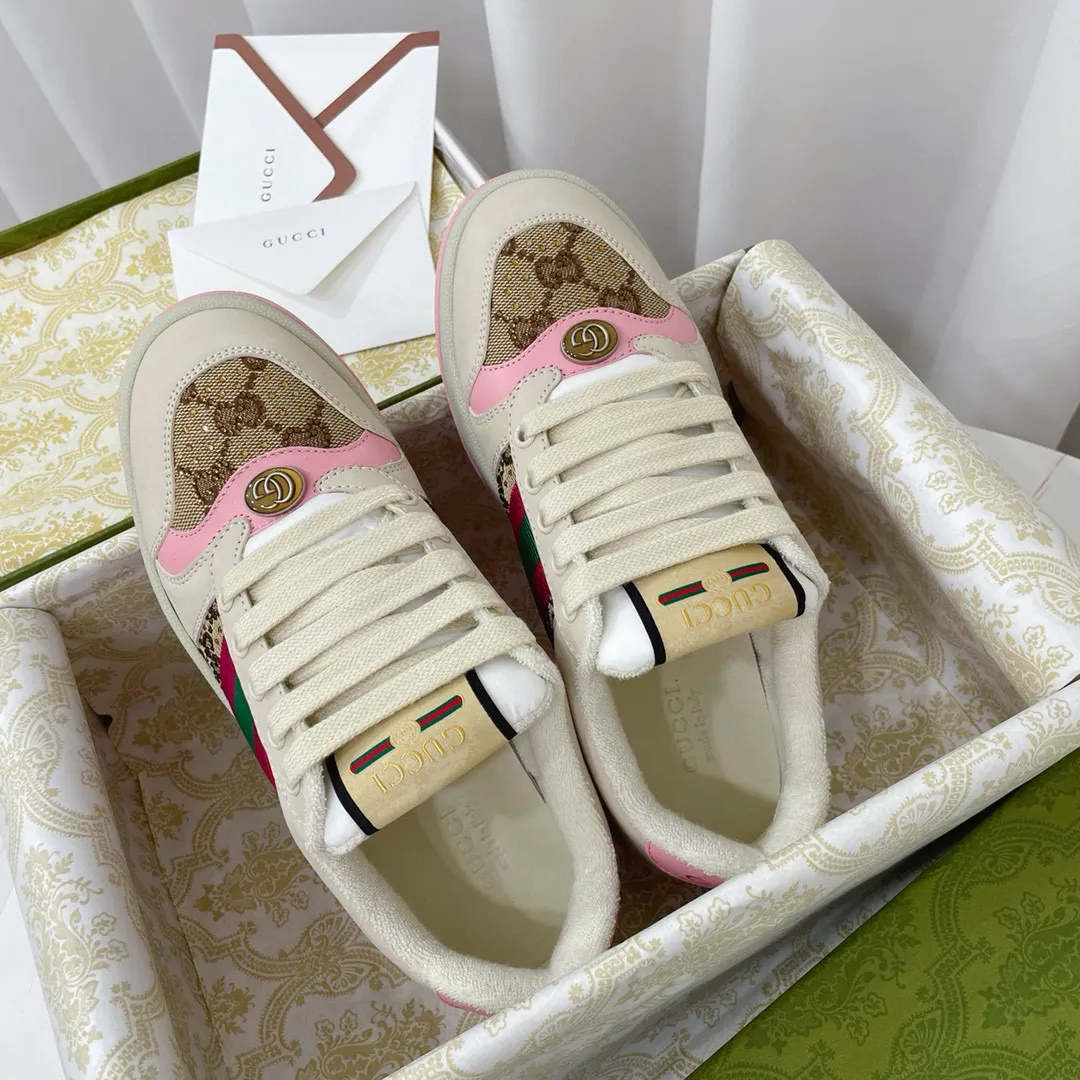 Factory price: 580💰 GUCCI Gucci's newly upgraded back cover lining, top-notch old dirty shoes, classic casual sports shoes for couples, retro sneakers and old G family dirty shoes, updated at the counter simultaneously! ①The shoe upper has the same water-based edge coating process as the original version⚠️The ordinary oil edges on the market have a strong glue feel and are easy to fall off! Grade A first-layer nubuck leather (with pores)/matching computer embroidered double G cloth, high-density terry velvet lining. ② A PVC transparent small round mark sealing line is added to the details of the midsole. The mold is opened six times and the jewelry craftsmanship is used to customize the two-color double G buckle, striving to be the same as the original version. A pair of buttons is more than three times more expensive than ordinary buckles on the market. ③An old two-color washable label, the chip is placed on the outer waist of the right foot, the entire shoe is completely hollowed out with rubber technology, TUP material (rubber to distinguish the market) with the latest green packaging from the counter, 3D printed handbag, and a pair of shoelaces. There is no pressure when entering and exiting the counter. You can buy a 1:1 accurate replica of the original version and modify and upgrade it repeatedly. The details are perfectly restored, the materials are all customized, and they are truly top-notch. Please look at the details clearly to identify the quality. Upper: First-layer frosted cowhide/embroidered double G cloth. Lining: original high-density velvet lining. Foot pads: original pearlescent sheepskin. Outsole: private molded vacuum TPU material. Packaging: original top-grade full set packaging at the counter. Shoe size: women's size 35-40, men's size 39-44 (men's size 38, 45🉑️customized, non-returnable)